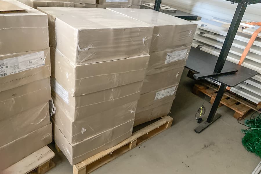 Palette mit Deckenplatten Knauf